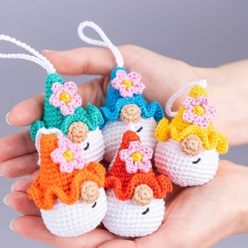 Flower Gnomes Keychains amigurumi pattern by Mufficorn