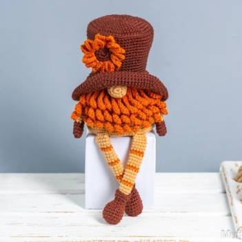 Gnome with Sunflower amigurumi pattern by Mufficorn
