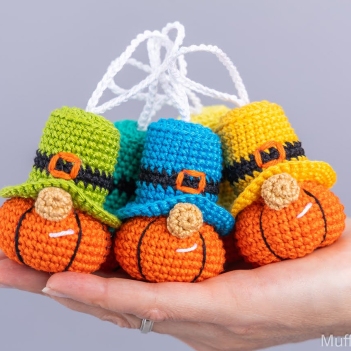 Pumpkin Keychains amigurumi pattern by Mufficorn