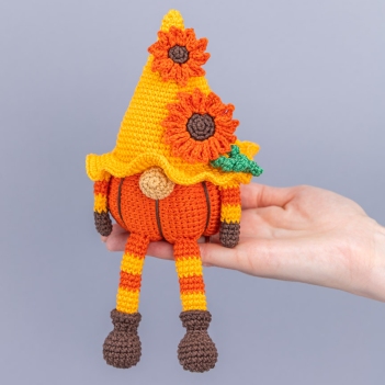 Pumpkin gnome with flowers amigurumi pattern by Mufficorn