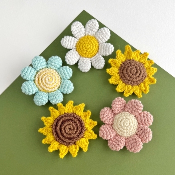 No sew Flowers keychain  amigurumi pattern by AmiGuide