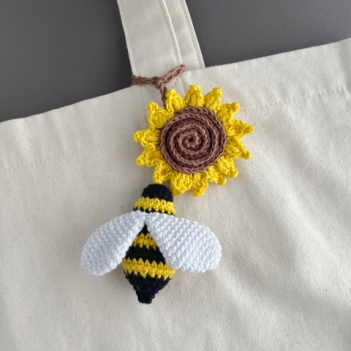 Sunflower with bee amigurumi pattern by AmiGuide