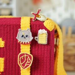 Gryffindor Suitcase + 4 fan badges amigurumi pattern by Crochery