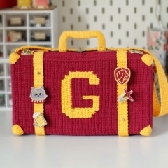 Gryffindor Suitcase + 4 fan badges amigurumi by Crochery