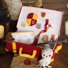 Gryffindor Suitcase + 4 fan badges amigurumi pattern by Crochery
