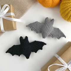 Halloween bat keychain amigurumi pattern by AmiGuide