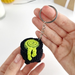 Halloween cauldron with broom amigurumi pattern by AmiGuide