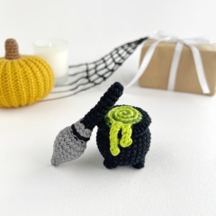 Halloween cauldron with broom amigurumi pattern by AmiGuide