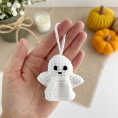 Halloween ghost keychain amigurumi pattern by AmiGuide