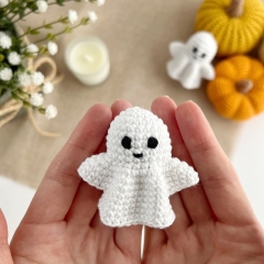 Halloween ghost keychain amigurumi by AmiGuide