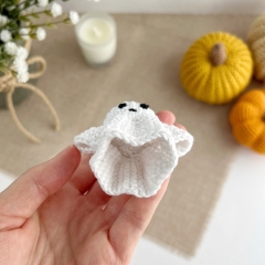 Halloween ghost keychain amigurumi pattern by AmiGuide