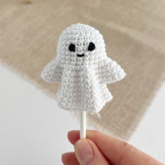 Halloween ghost keychain amigurumi pattern by AmiGuide