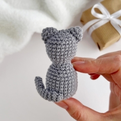 Mini cat keychain amigurumi by AmiGuide