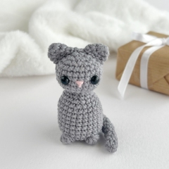 Mini cat keychain amigurumi pattern by AmiGuide