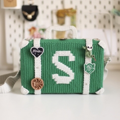 Slytherin Suitcase + 4 fan badges