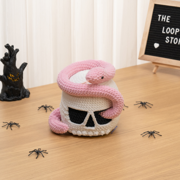 Halloween Skull Snake Pattern amigurumi pattern by The Loop Story