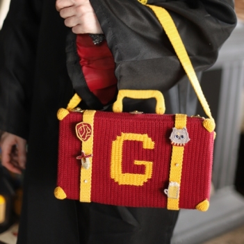 Gryffindor Suitcase + 4 fan badges amigurumi pattern by Crochery