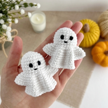 Halloween ghost keychain amigurumi pattern by AmiGuide