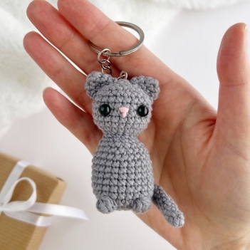 Mini cat keychain amigurumi pattern by AmiGuide