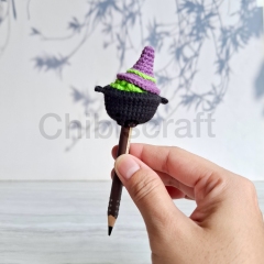 Reversible Mini Witch and Cauldron amigurumi pattern by Chibiscraft