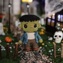 Mini Frankenstein amigurumi pattern by Crocheniacs