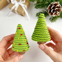 Mini Christmas tree amigurumi by AmiGuide