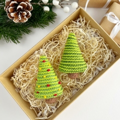 Mini Christmas tree amigurumi pattern by AmiGuide