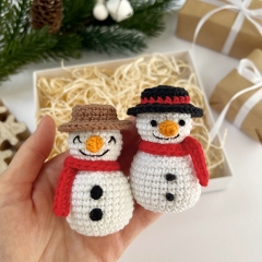 Mini snowman ornament amigurumi pattern by AmiGuide