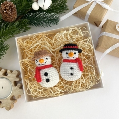 Mini snowman ornament amigurumi by AmiGuide