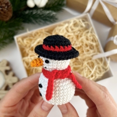 Mini snowman ornament amigurumi pattern by AmiGuide