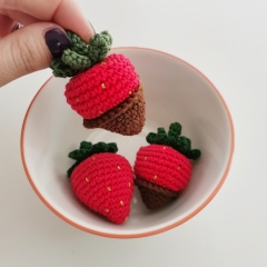 Chocolate Dipped Strawberry amigurumi pattern by EmmaS Dolls