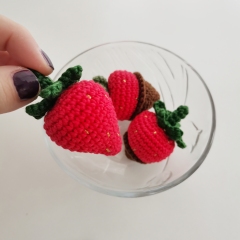 Chocolate Dipped Strawberry amigurumi pattern by EmmaS Dolls