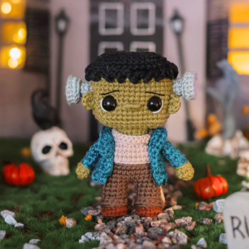 Mini Frankenstein amigurumi pattern by Crocheniacs