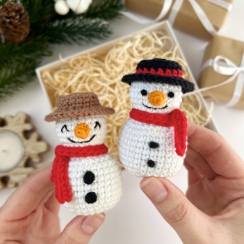 Mini snowman ornament amigurumi pattern by AmiGuide