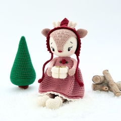 Hollie the Winter Fawn amigurumi pattern by Sarah's Hooks & Loops