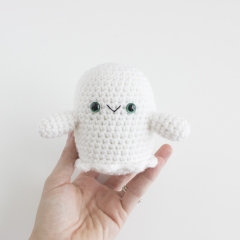 Ghost amigurumi pattern by A Menagerie of Stitches