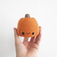 Gourdie the Pumpkin amigurumi by A Menagerie of Stitches