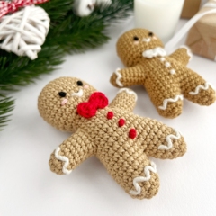 Gingerbread man Christmas ornament amigurumi pattern by AmiGuide