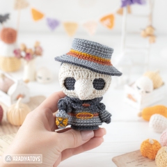 Plague Doctor ('AradiyaToys Minis') amigurumi pattern by AradiyaToys