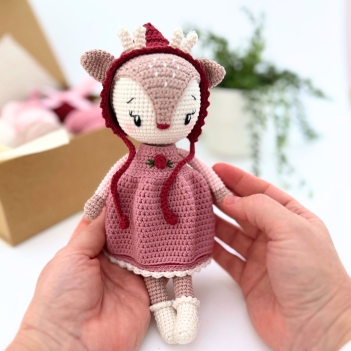 Hollie the Winter Fawn amigurumi pattern by Sarah's Hooks & Loops