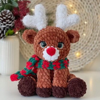 Sitting Christmas Reindeer amigurumi pattern by CuteVilleToys
