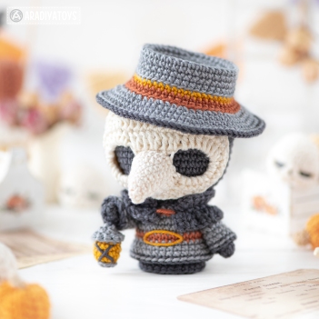 Plague Doctor ('AradiyaToys Minis') amigurumi pattern by AradiyaToys