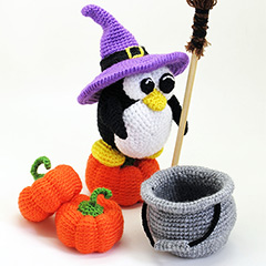 Halloween penguin amigurumi by Masha Pogorielova (mashutkalu)