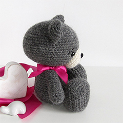 Sitting teddy bear amigurumi pattern by Kristi Tullus