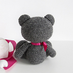 Sitting teddy bear amigurumi by Kristi Tullus