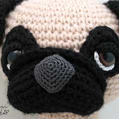 Sleepy-eyed pug amigurumi pattern by Emi Kanesada (Enna Design)