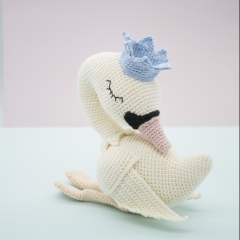 Victoria the Swan amigurumi pattern by LittleAquaGirl