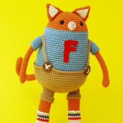 Freddy the cat amigurumi pattern by De Estraperlo