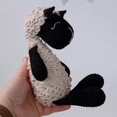 Arthur the sheep amigurumi pattern by Kornflakestew