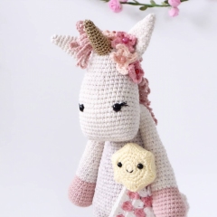 Lolli the unicorn amigurumi pattern by Kornflakestew